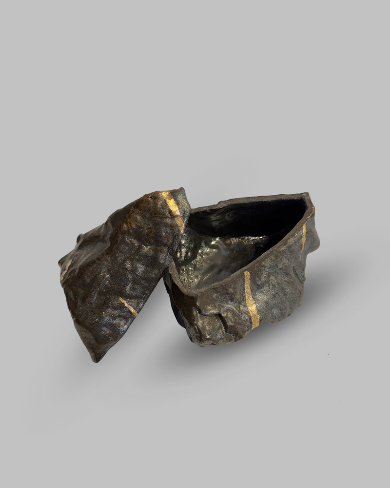 Ceramic box in the form of a natural rock