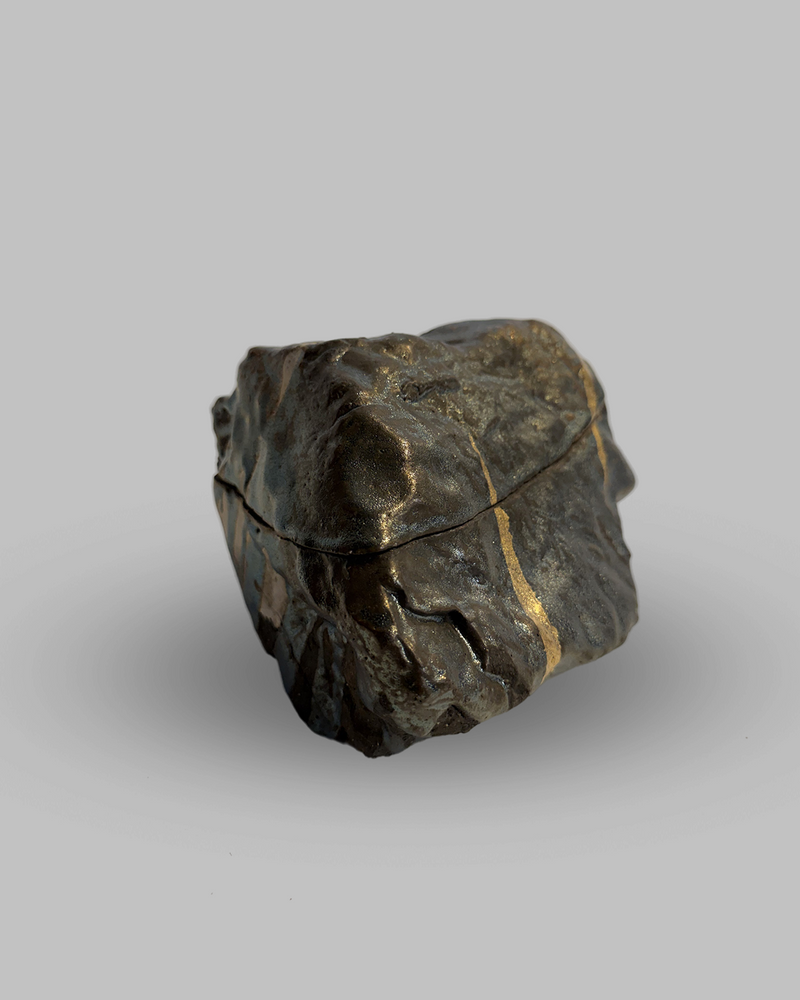 Ceramic box in the form of a natural rock
