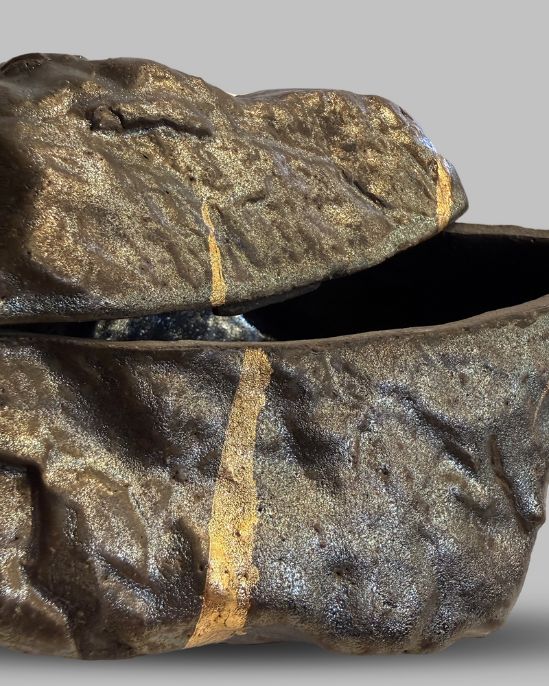 Ceramic box in the form of a natural rock