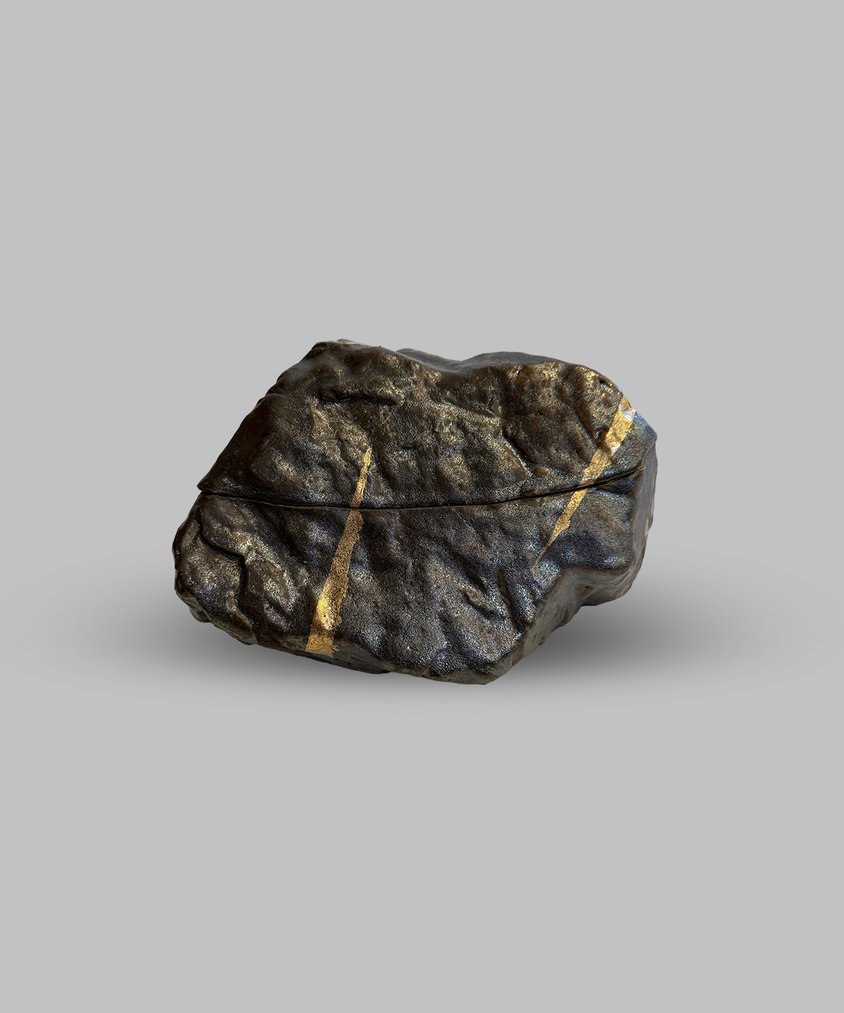 Ceramic box in the form of a natural rock