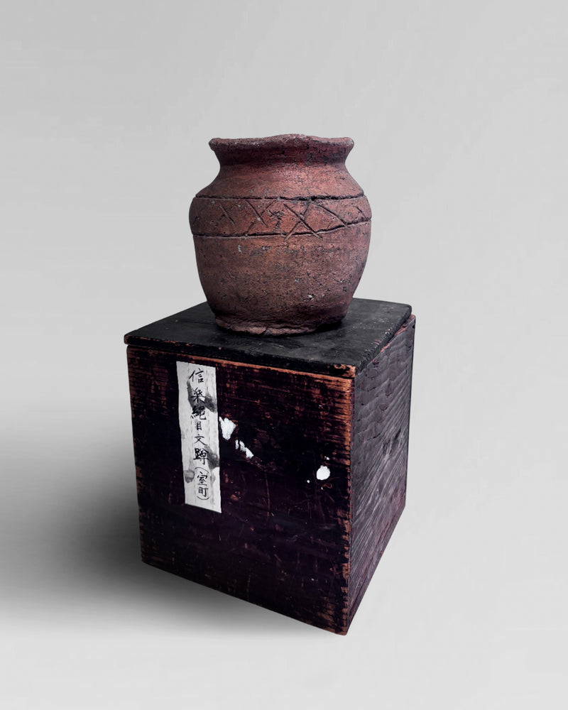 Muromachi period (1392 - 1573), ceramic pot with antique pox.