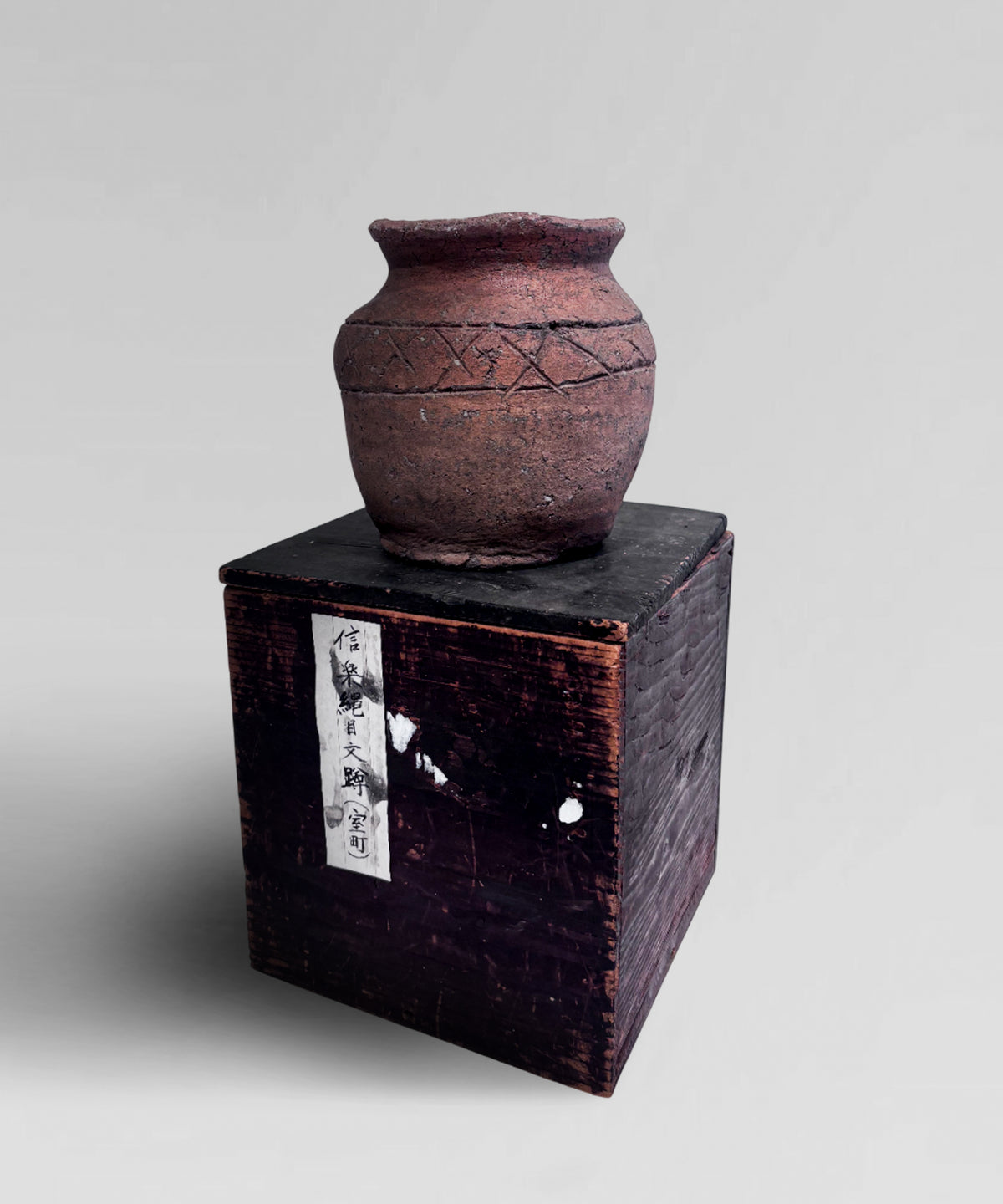Muromachi period (1392 - 1573), ceramic pot with antique pox.