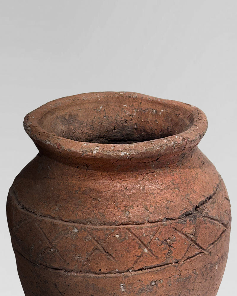Muromachi period (1392 - 1573), ceramic pot with antique pox.